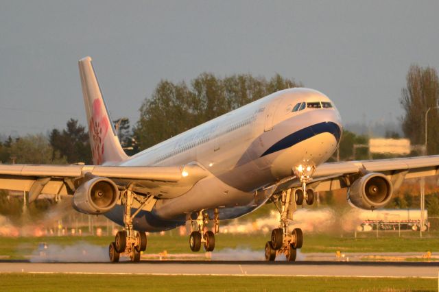 Airbus A340-300 (B-18803)