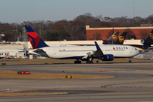 BOEING 767-300 (N177DZ)