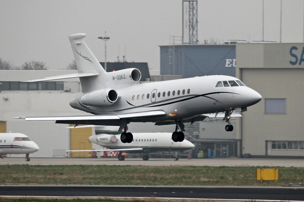 Dassault Falcon 900 (M-ODKZ) - SKYLANE LP (prev.reg. VP-BEZ)