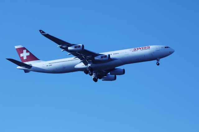 Airbus A340-300 (HB-JMO) - Final Approach to NRT Airport Runway 34L on 2011/12/12