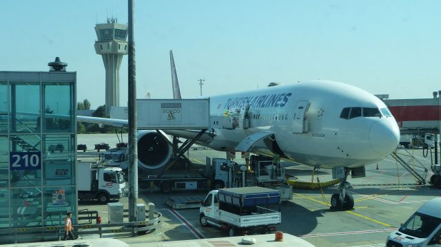 BOEING 777-300ER (TC-JJU) - Arriving from Miami