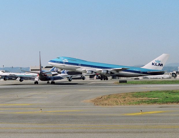 Boeing 747-200 (PH-BUE) - KLAX - KLM rotating off 25R as Avianca 707 waits to cross.