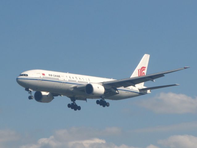 Boeing 777-200 —