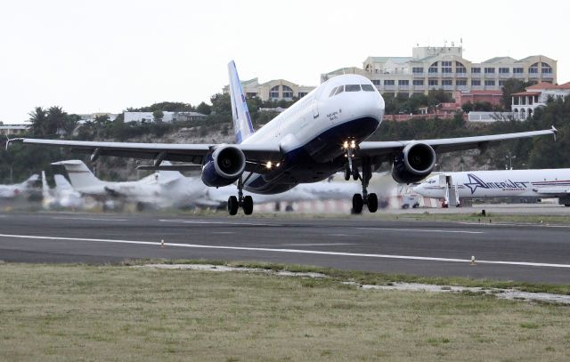 Airbus A320 (N629JB)