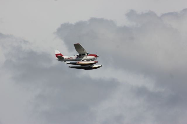 C-GHTX — - C-GHTX Cessna 206-C en vol au dessus du fleuve St-Laurent à Lavaltrie QC. 14-06-2020