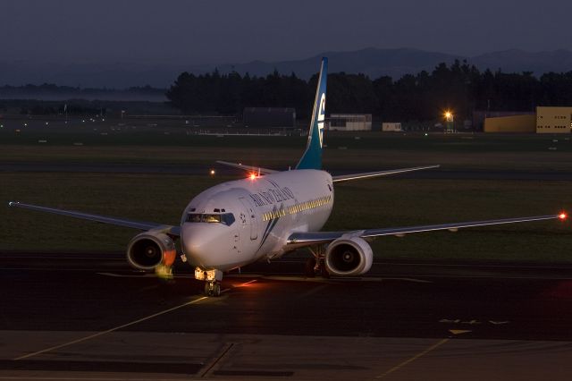 BOEING 737-300 (ZK-NGJ)
