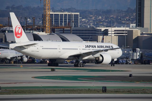 BOEING 777-300ER (JA742J)