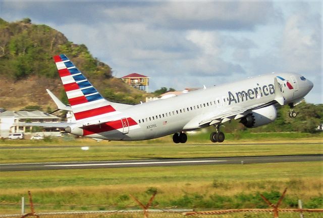 Boeing 737 MAX 8 (N329SL)