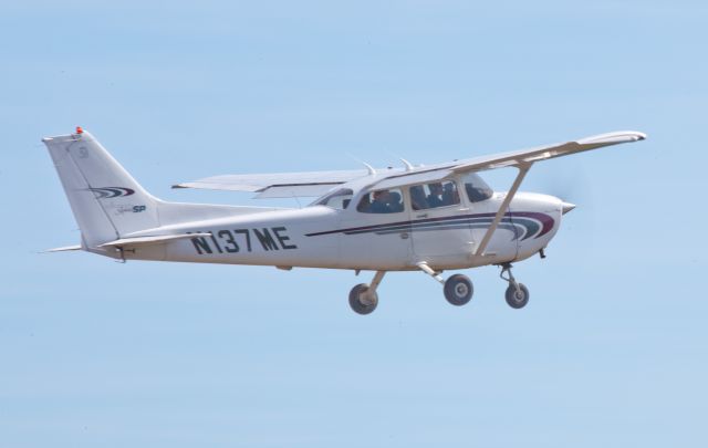 Cessna Skyhawk (N137ME)