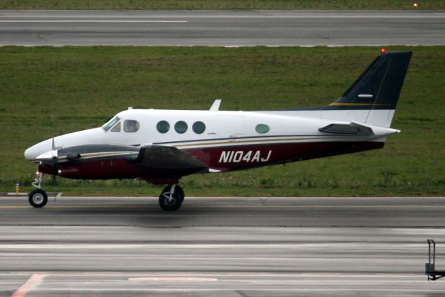 Beechcraft King Air 90 (N104AJ) - Taxiing to depart rwy 24 on 6-Nov-15 heading for EHLE.