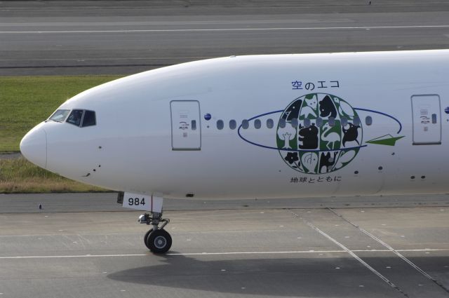 Boeing 777-200 (JA8984) - Visit at HND Airport on 2011/11/01 Sky Eco c/s