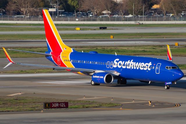 Boeing 737-800 (N8314L)