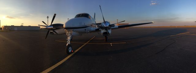 Beechcraft King Air 90 (N87HYB) - Waiting on passengers, enjoying the calm evening.  