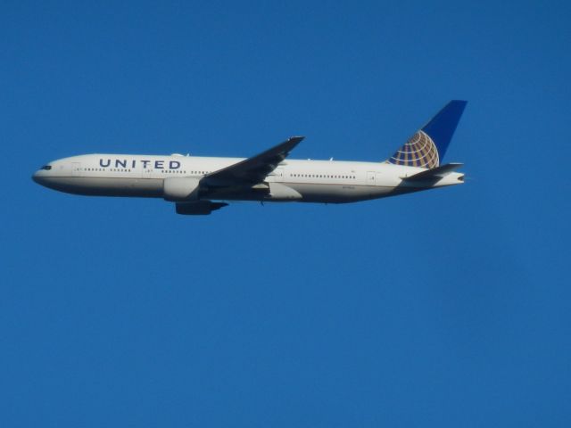 Boeing 777-200 (N798UA) - A United Airlines Boeing B777-222 Approaches Dulles Intl