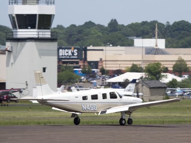 Piper Saratoga/Lance (N4SG) - Landing runway 08. 1 JUN 2016.