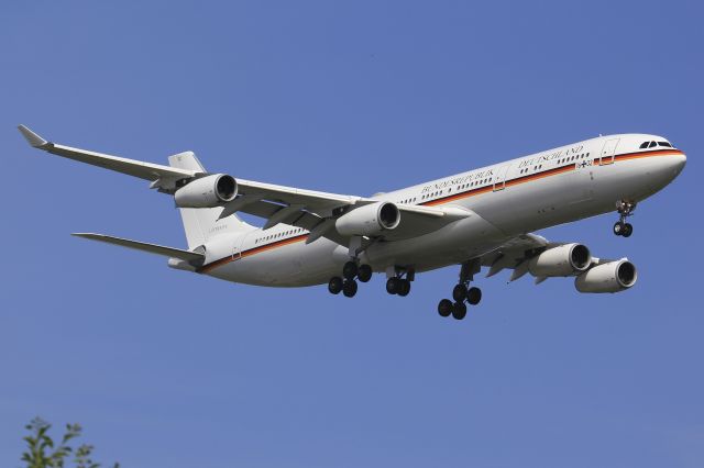 Airbus A340-300 —