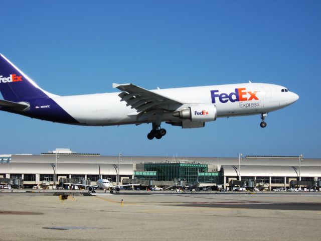 Airbus A300F4-600 (N678FE) - Landing on RWY 19R