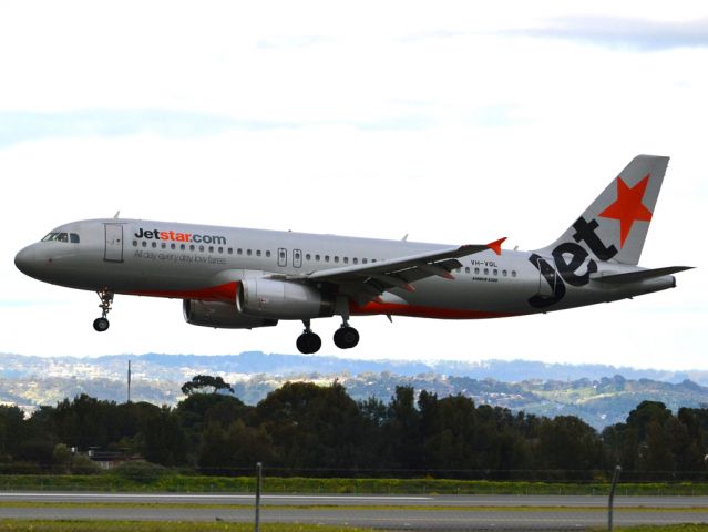 Airbus A320 (VH-VQL) - On short finals for runway 05. Thursday 12th July 2012.