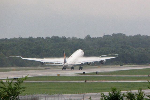 Airbus A340-600 (D-AIHO) - Camera Canon PowerShot SX1-IS, Zoom 100m (eq 560mm for a 35mm camera) set at ISO800, f/5.7 1/160 sec.