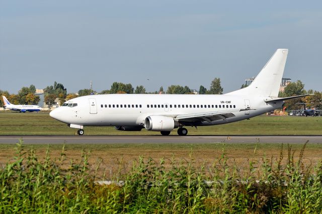 BOEING 737-300 (UR-CNF)