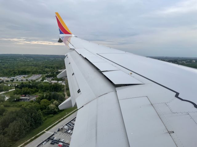 Boeing 737 MAX 8 (N8727M) - Short final for runway 10