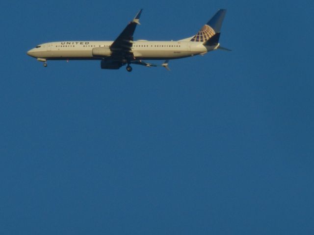 Boeing 737-900 (N61881) - A United Airlines Boeing B737-900 Approaches Dulles Int Airport With Her Gear Down