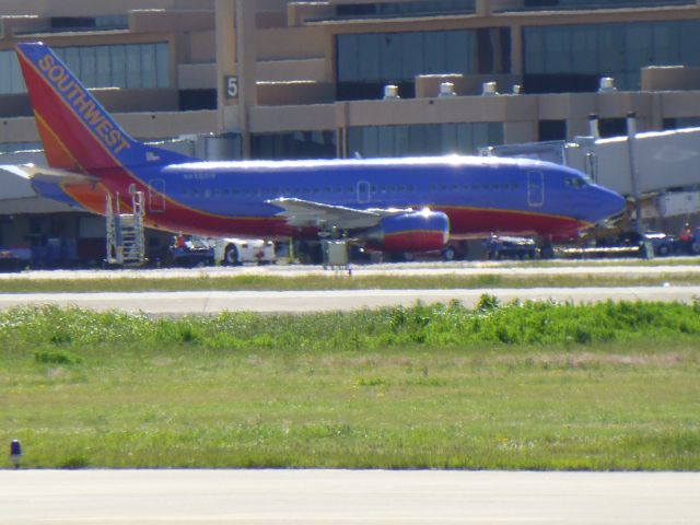 BOEING 737-300 (N535SW)