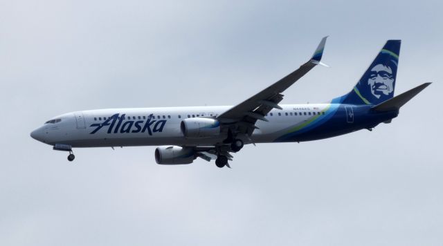 Boeing 737-900 (N448AS) - On final is this 2016 Alaska Air Boeing 737-900ER in the Spring of 2019.