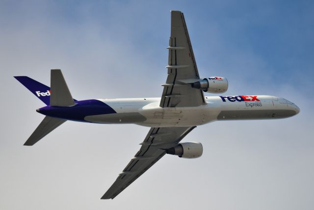 Boeing 757-200 (N991FD) - Intercepting the localizer for Runway 32 over my back yard on 11-17-20 while operating flight 3620 OMA-IND.