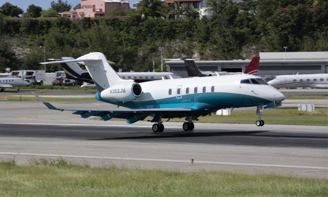 Bombardier Challenger 300 (N352JM)