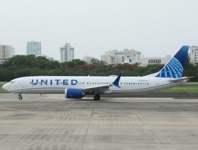 Boeing 737 MAX 9 (N37541)