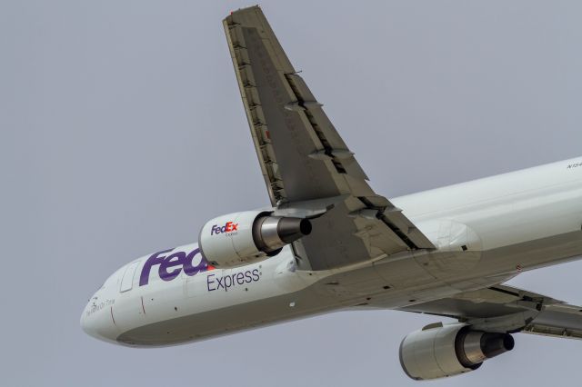 BOEING 767-300 (N154FE)
