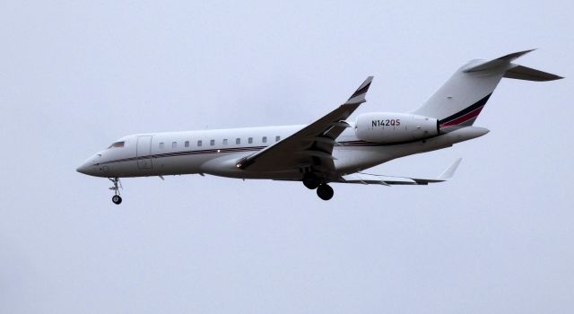 Bombardier Global Express (N142QS) - On final is this 2012 Bombardier Challenger Global Express in the Winter of 2020.