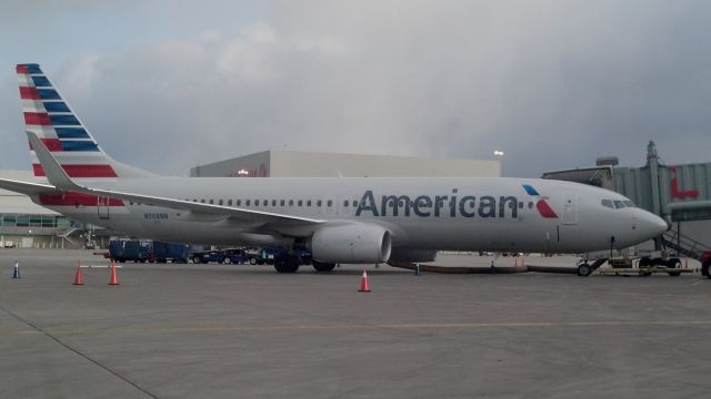 Boeing 737-800 (N908NN)