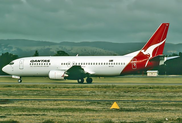 Boeing 737-700 (VH-TJX) - QANTAS - BOEING 737-476 - REG : VH-TJX (CN 28150/2773) - ADELAIDE INTERBATIONAL AIRPORT SA. AUSTRALIA - YPAD (13/3/1999)