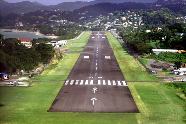 Piper Cherokee (N566CL) - Final Approach RWY 09