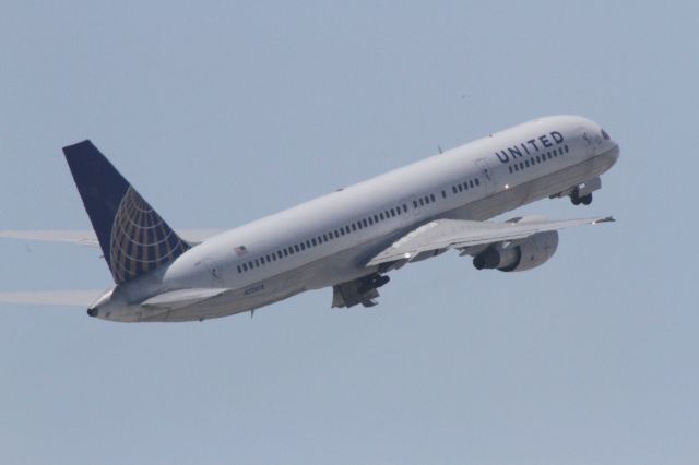 Boeing 757-200 (N524UA)
