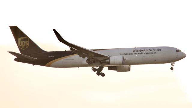 BOEING 767-300 (N359UP)
