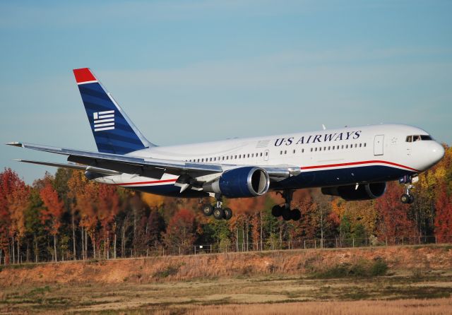 BOEING 767-200 (N251AY) - Approaching 18C - 11/13/10