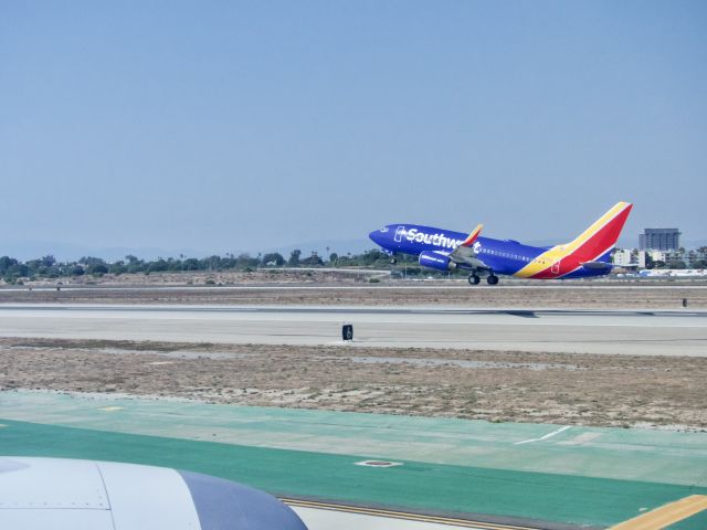 Boeing 737-700 (N433LV) - Spotted aborad JAL B789