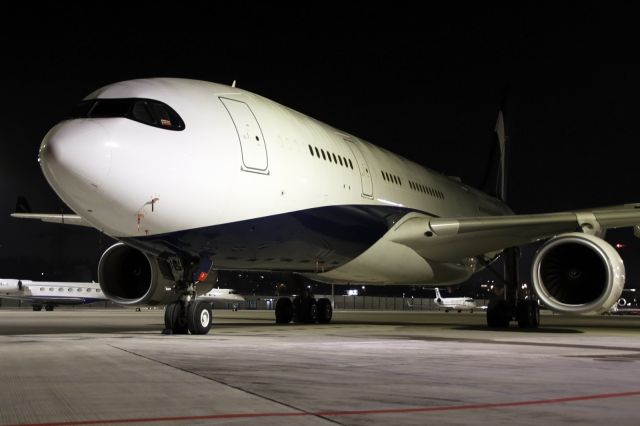 Airbus A330-200 (P4-MLO)