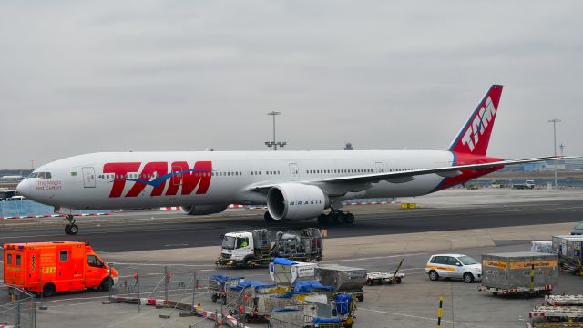 BOEING 777-300 (PT-MUB) - TAM Boeing 777-32W(ER) PT-MUB in Frankfurt 