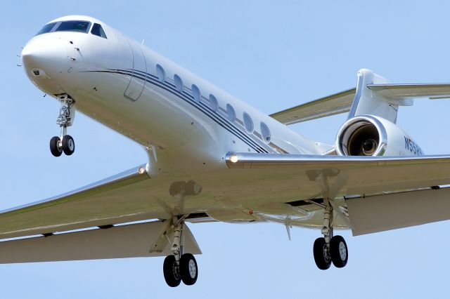 Gulfstream Aerospace Gulfstream V (N5585) - 12R approach.