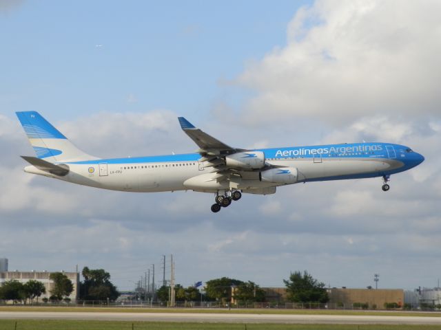 Airbus A340-300 (LV-FPU)