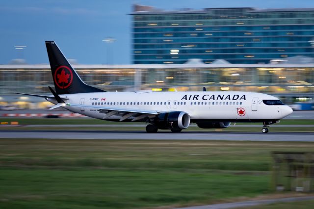 Boeing 737 MAX 8 (C-FSOI)