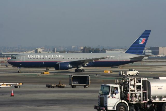 Boeing 777 (N216UA)