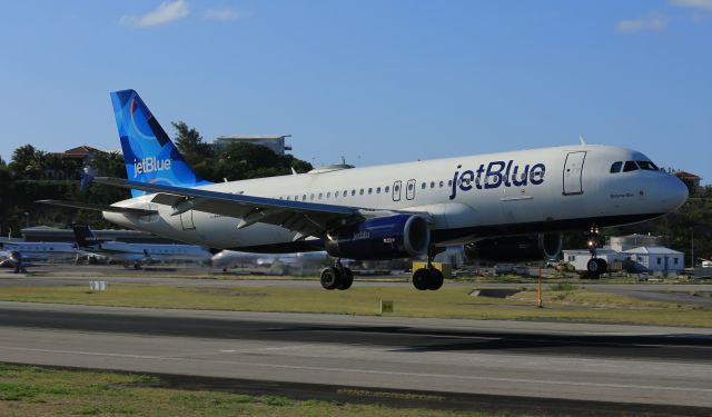 Airbus A320 (N613JB)