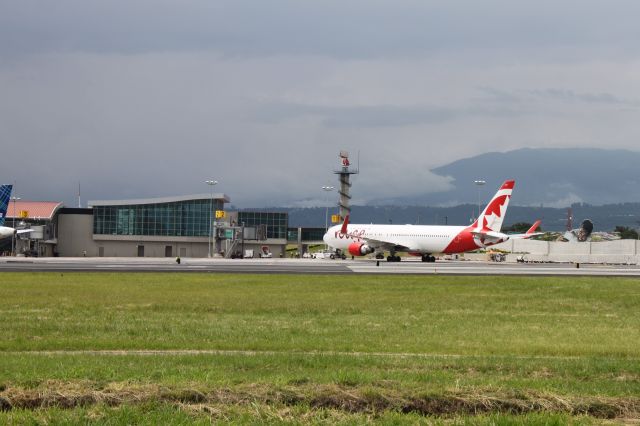 BOEING 767-300 (C-FMWP)