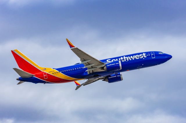 Boeing 737 MAX 8 (N8804L) - A Southwest Airlines 737 MAX 8 taking off from PHX on 3/1/23. Taken with a Canon R7 and Canon EF 100-400 L ii lens.