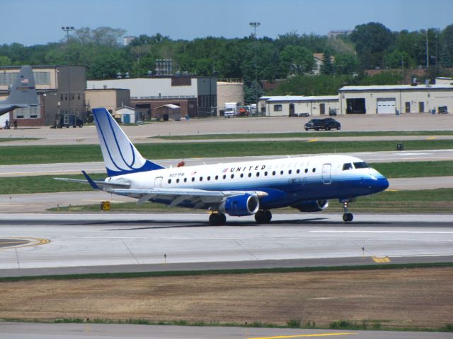 Embraer 170/175 (N651RW)